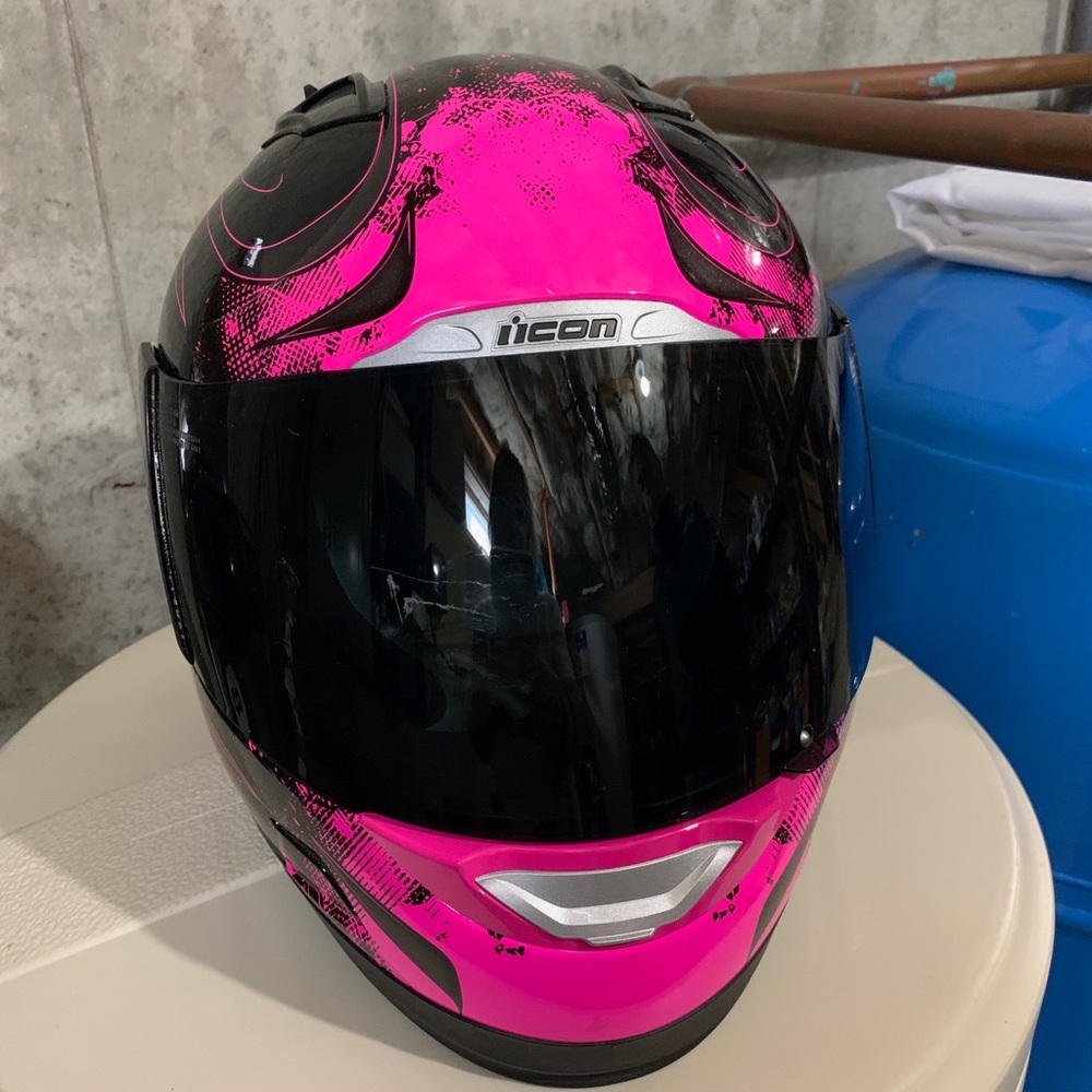 Icon motorcycle helmet.